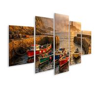 islandburner Tableau sur toile - Bateaux de pêche colorés dans le port avec phare au coucher du soleil - 5 pièces