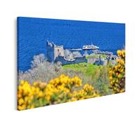 islandburner Tableau sur toile - Château ruine sur le lac bleu avec fleurs jaunes et bateau