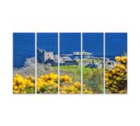 islandburner Tableau sur toile - Château ruine sur le lac bleu avec fleurs jaunes et bateau