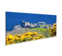 islandburner Tableau sur toile - Château ruine sur le lac bleu avec fleurs jaunes et bateau