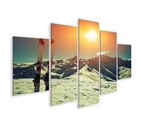 islandburner Tableau sur toile - Deux skis debout dans la neige devant des montagnes majestueuses et une lumière du soleil éclatante - 5 pièces