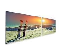 islandburner Tableau sur toile - Deux skis debout dans la neige devant des montagnes majestueuses et une lumière du soleil éclatante - 2 pièces