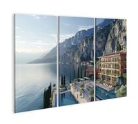 islandburner Tableau sur toile Hôtel au bord du lac dans les montagnes avec piscine et chaises longues Images murales Poster
