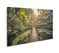 islandburner Tableau sur toile - Lumière du matin dans le temple de la jungle avec nénuphars et passerelle en bois à Bali