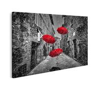 islandburner Tableau sur toile Parapluies rouges dans une ancienne ruelle pavée sous la pluie Images murales Poster
