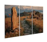 islandburner Tableau sur toile - Pierre de frontière antique dans un paysage pittoresque avec des montagnes - 3 pièces