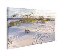 islandburner Tableau sur toile - Plage de sable avec herbes et empreintes de pas au bord de la mer - 100 x 57 cm
