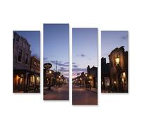 islandburner Tableau sur toile - Route principale sauvage avec façades en bois et lanternes - 4 pièces