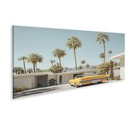islandburner Tableau sur toile - Voiture jaune devant des palmiers et bâtiment moderne dans un paysage ensoleillé - Panorama