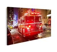 islandburner Tableaux Tableau Un camion de pompiers avec des feux de secours dans la rue Cadre sur Toile Impression Photo Affiches