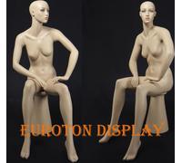 J-8 mannequin de vitrine femme Nouveau avec visage. Couleur de peau assis