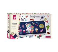 Janod, Trousse à Décorer avec Transferts, Kit Créatif, Dès 7 Ans | Trousse Personnalisable 17 x 7 cm avec Breloque et Pompon, Développe la Motricité, la Réflexion et l'Application