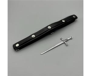 Jarretières en cuir noires pour serrer les jambes avec pistolet et épée