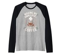 Je prépare ma Propre Chance et ma troisième Tasse de café Manche Raglan