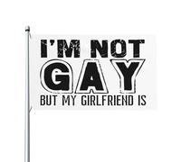 Je suis gay, mais ma copine l'est aussi. Drapeau LGBTQ+ 90 x 150 cm (3 x 5 pieds) pour décoration extérieure, intérieure, jardin ou pelouse.