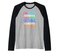 Je suis Juste Kendra, Ici, à Faire Les Choses avec Kendra Manche Raglan