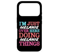 Je suis Juste Melanie, Ici, en Train de Faire Melanie Things Name Coque pour iPhone 17 Pro