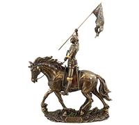 Jeanne d'Arc sur dos de cheval avec drapeau