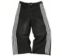 Jeans droits en denim rayé polyvalents dans un style casual grunge goth Y2K pour hommes. Mode de rue personnalisée avec une ambiance jeune et sportive de collège. Détails comme boutons et fermetures é