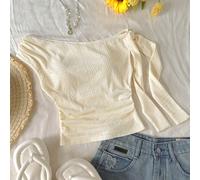 Jeune fille élégante mode navetteur style élégant, convient pour la fête, les vacances, le rendez-vous et l'anniversaire de mariage, tricot texture bretelle spaghetti ajusté abricot T-shirt, festival 