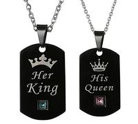 JewelryWe “Her King His Queen” Collier Pendentif Homme Gravure Personnaliser Plaque Acier Inoxydable Fantaisie pour Homme et Femme Saint Valentin Noël Couleur Noir avec Sac Cadeau