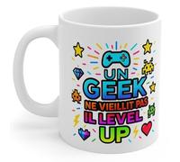 Jm-Déco Mug Geek Humour - “Un Geek ne Vieillit pas, il Level Up” - Tasse Rigolote en Céramique 330ml - Idée Cadeau Anniversaire Gamer, Geek, Bureau - Passe Lave-Vaisselle et Micro-Ondes - N4133
