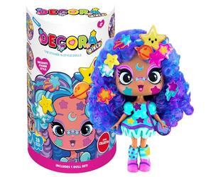 John Adams Decora Girlz | Poupée CELESTIA Sticker 'n' Style de 12,7 cm | Celestia dispose de 44 accessoires colorés y compris une robe, des chaussures, un sac, un peigne, des feuilles d'autocollants |