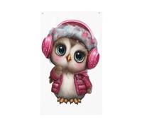 Jolie chouette dans une veste rose, drapeaux de cour, maison, bannière de vœux avec œillets, décoration d'intérieur et d'extérieur