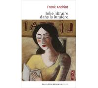 Jolie libraire dans la lumière