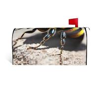 Jolie petite abeille. Housse de boîte aux lettres en tissu imperméable avec une impression sur un côté et une ouverture incurvée sur un côté.