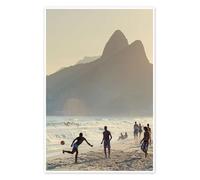 Joueurs de foot sur la plage d'Ipanema Poster de Alex Robinson 40 x 60 cm Tableaux Décoration murale