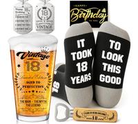 Joybble Cadeaux d'anniversaire 18 ans pour garçons, décorations d'anniversaire vintage pour garçons, 473,6 g, verres à bière personnalisés, chaussettes amusantes, porte-clés et décapsuleur pour lui