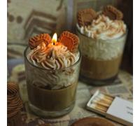 Joyeux anniversaire avec un gâteau et du chocolat ! Santé à toi et une autre année de beaux souvenirs. J'espère que ton grand jour sera aussi doux que cette jolie bougie, et que l'année prochaine sera