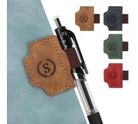 JSRQT Marque-page Magnétique en Cuir avec Porte-stylo, Accessoire Lecture Style Rétro Lettre Initiale,Clip à Page, Cadeau Idéal pour les Amoureux des Livres (Brun, S)