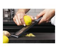 KAI Pure Komachi Ichimatsu - râpe Fine & zesteur Gris, Lame 13,5 x 3-5 cm/Manche 11 cm, avec Motif de Lame Ichimatsu râpe de Cuisine Professionnelle