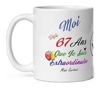 Kalféa Mug anniversaire 67 ans humour soixante sept ans modeste drole tasse haute qualité idée cadeau rigolo soixantaine fete Noel homme femme ami collegue copain pote famille