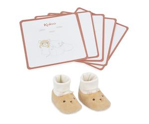 Kaloo, Intemporel, Coffret Chaussons Bébé et 6 Cartes Étapes, 0-6 Mois | Chaussons Moelleux avec Tête d’Ours Brodée et 6 Cartes Illustrées pour Célébrer les Premiers Instants de Bébé