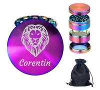 KDO MAGIC - Grinder personnalisé - 55 x 41mm - Broyeur à herbe personnalisable - Prénom gravé - Moulin épice en métal haute qualité - 4 parties avec Tamis et Spatule - Arc-en-ciel (Lion)