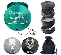 KDO-MAGIC - Grinder personnalisé - Broyeur à herbe personnalisable avec prénom gravé - 55 x 42mm - Moulin épice en métal haute qualité - 4 parties avec Tamis et Spatule (Modèle Texte)