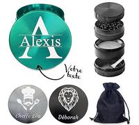 KDO-MAGIC - Grinder personnalisé - Broyeur à herbe personnalisable avec prénom gravé - 55 x 42mm - Moulin épice en métal haute qualité - 4 parties avec Tamis et Spatule (Modèle Majuscule)