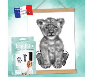 Keep'Love Affiche Empreintes Bébé, Kit Empreinte Bebe Pieds sans Encre, Affiche Mes Petits Petons Lionceau, Cadeau naissance, Souvenirs, Décoration murale, Chambre, Baguettes de Suspension (FORMAT A3)