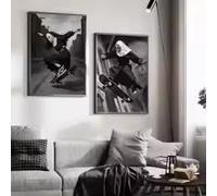 KEMEIQI Affiche imprimée sur toile représentant une nonne en skateboard, style street art, pour la décoration murale de la maison, de la cuisine, du bar, du café (80 x 120 x 2 cm/cadre).