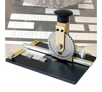 KHZKHC Machine À Gaufrer Et À Embosser pour Impression De Lettres, Machine À Estamper Le Métal, Outil De Gaufrage Manuel, avec Lettres Majuscules Et Chiffres Arabes, pour Plaques Nominatives