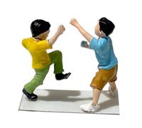 KiBcsLic Figurine Miniature Peinte à L'échelle 1/64, Modèle Réduit pour Enfant, Idéale pour La Photographie de Dioramas et La Décoration de Tables de Sable, Deux Garçons Qui Jouent