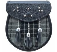 Kilt Sporran semi-habillé - Sporran en cuir noir avec 3 pompons - Accessoire idéal pour les tenues Highland et les robes traditionnelles écossaises, Noir , 22cm X 18CM, Traditionnel