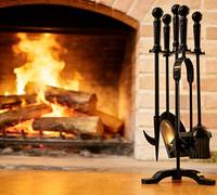 Kingson Ensemble d'outils de cheminée en fonte moderne en fonte, brosse, pelle, tisonnier et pince 19,5x17xH46cm Accessoires élégants pour brûleur à bois et ensemble de serviteur de cheminée