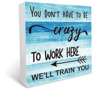 kisoyo Panneau en bois « You Don't Have to Be Crazy to Work Here We'll Train You » - Décoration de table de bureau avec citations humoristiques - Panneau de travail amusant - Décoration d'étagère de