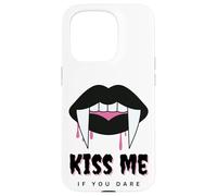 Kiss Me If You Dare Halloween Vampire Fangs Coque pour iPhone 15 Pro