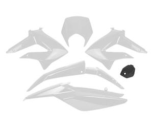 KIT CARROSSERIE ADAPT. DERBI SENDA DRD XTREME (2010 A 2015 ) BLANC (6 PIECES) GARDE BOUE AVANT OUIE DROIT OUIE GAUCHE CARENAGE ARRIERE TRAPPE A ESSENCE FACE AVANT