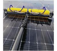 Kit de brosse de nettoyage pour panneau solaire avec manche télescopique de 4 m, brosse de 1,1 m de large alimentée en eau pour un nettoyage électrique photovoltaïque efficace, idéal pour un usage